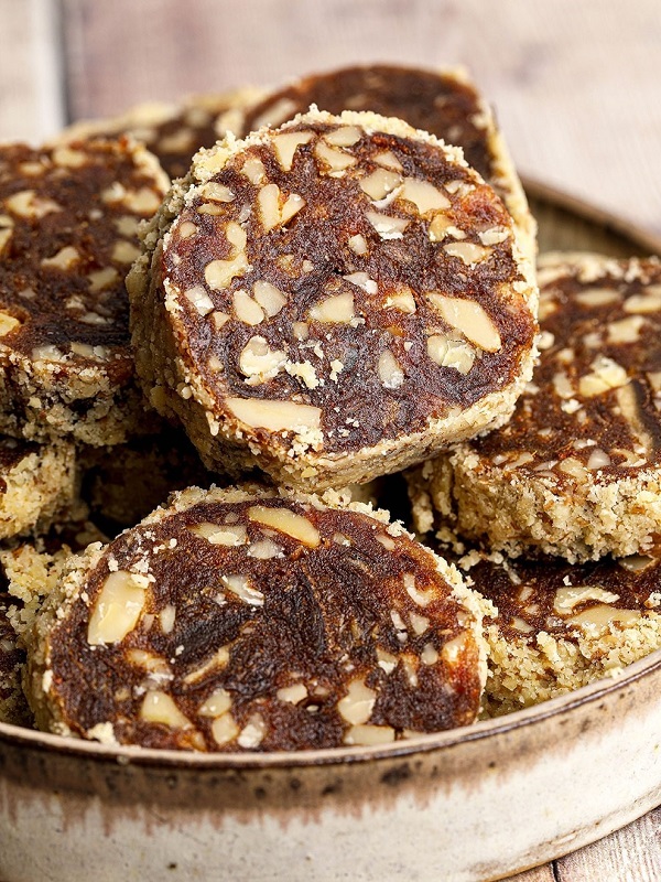 تهیه رول خرمایی مغزدار؛ میانوعده سالم