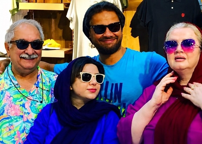 علی صادقی در کنار پدر و مادر و خواهرش