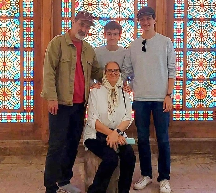 محسن قصابیان در کنار همسر و فرزندانش