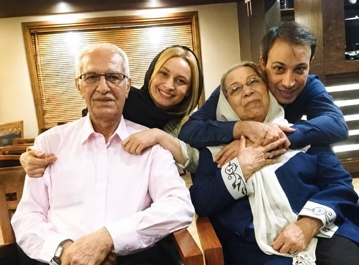 مریم کاویانی در کنار پدر و مادر و برادرش