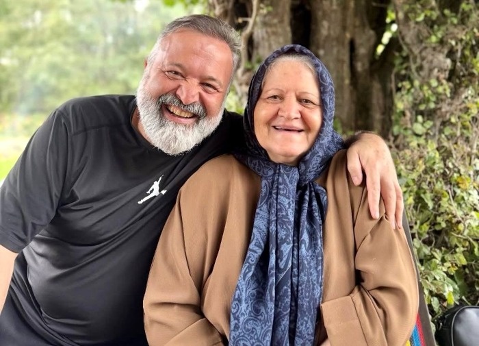 سید علی صالحی در کنار مادرش