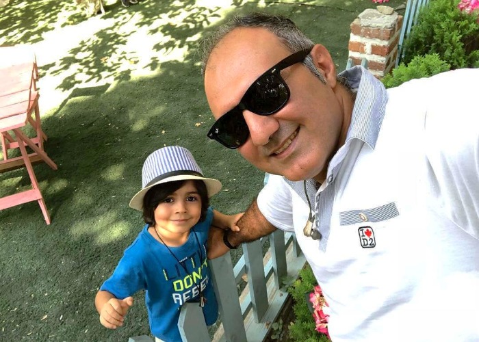 رایان سرلک در کنار پدرش رایان سرلک در کنار پدرش