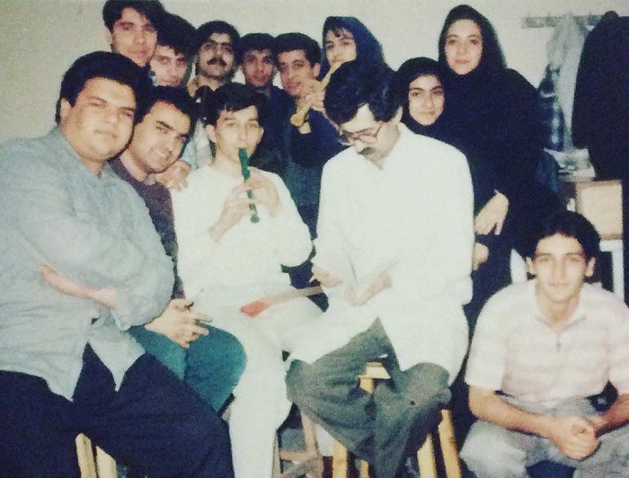 شهره سلطانی در حال نوازندگی موسیقی