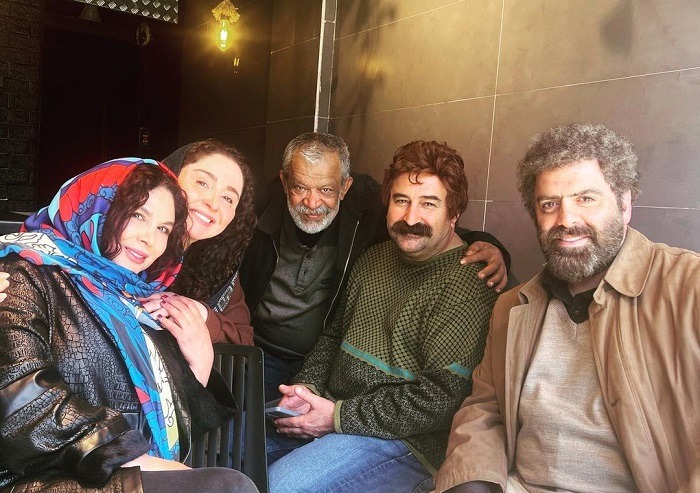 شهره سلطانی در کنار بازیگران سریال سیاه چاله