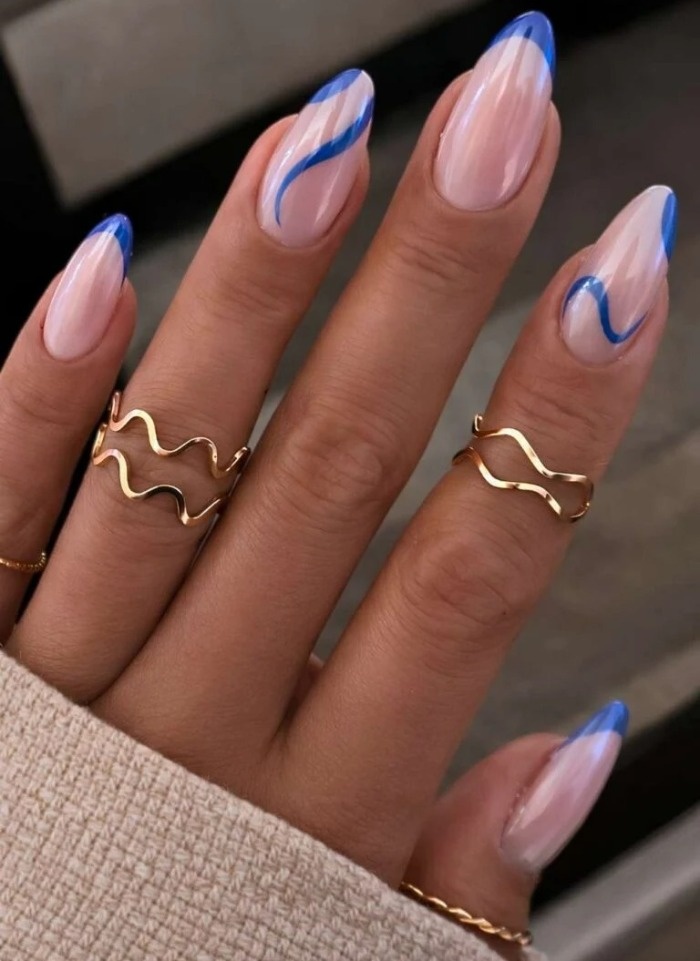 طراحی ناخن کروم آبی با جلوه براق