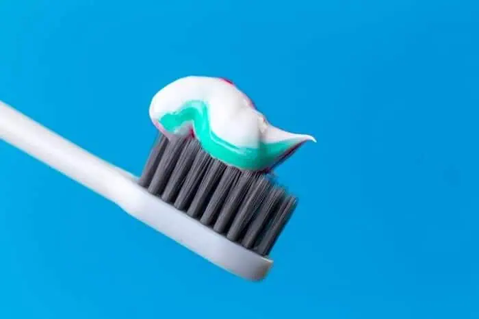 پاک کردن لاک بدون استون با خمیردندان