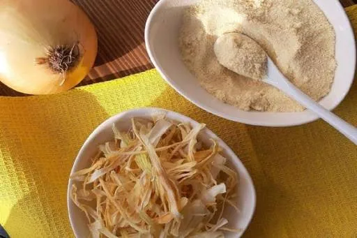پیاز خشک شده برای تهیه پودر پیاز خانگی