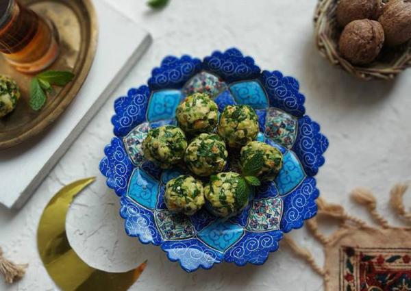 دویماج ایرانی با گردو و سبزی در ظرف سنتی