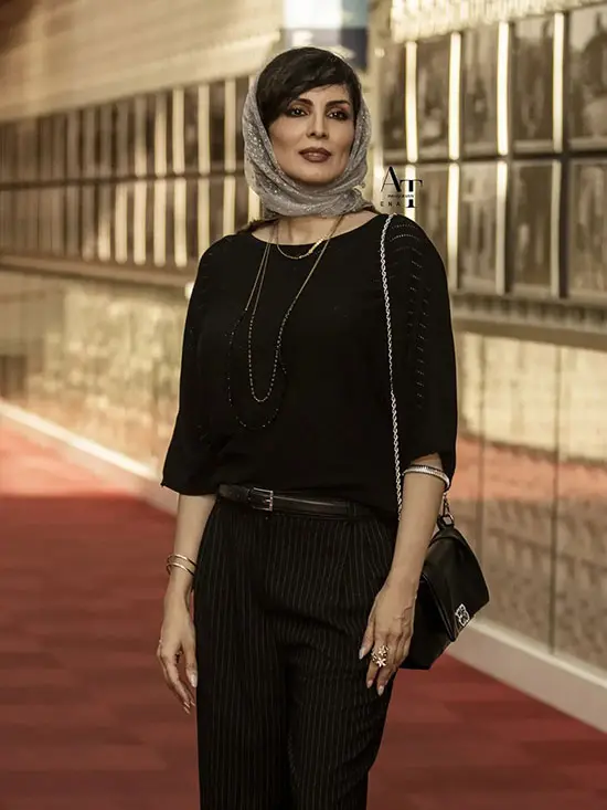 آرزو تاجنیا با استایل مشکی و شال نقرهای