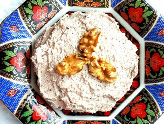 مواد اولیه گردو پیاز کرمانی شامل گردو و پیاز