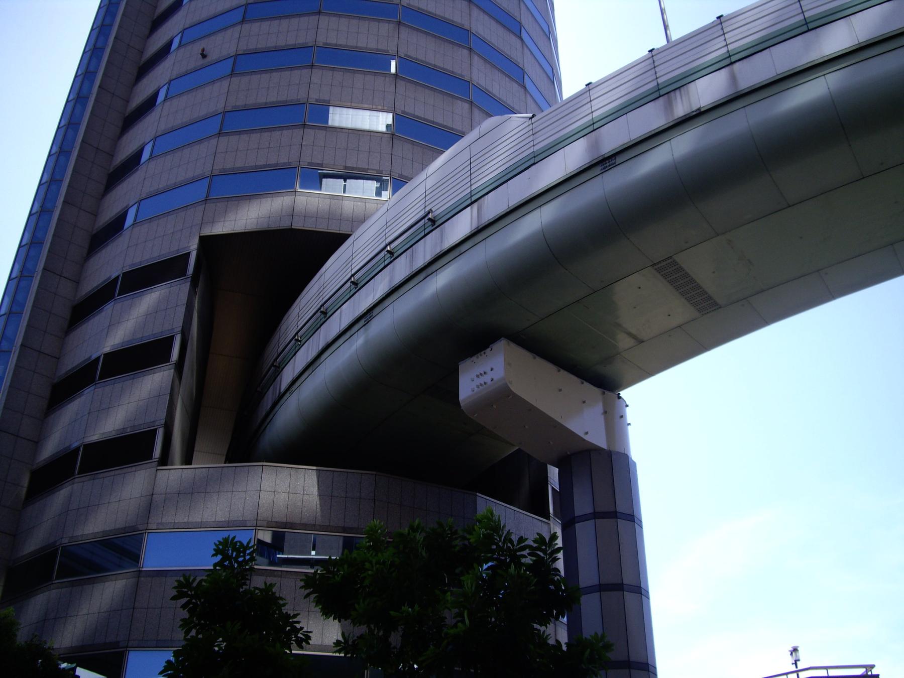 بزرگراه عبوری از Gate Tower Building