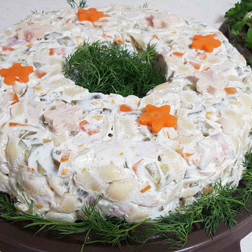 تزیین سالاد ماکارونی قالبی مجلسی برای تولد