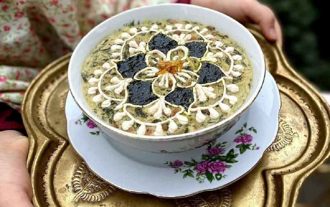 تزیین آش رشته با کشک و نعناع داغ مدل دوم