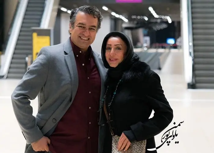 سام نوری در کنار مادرش