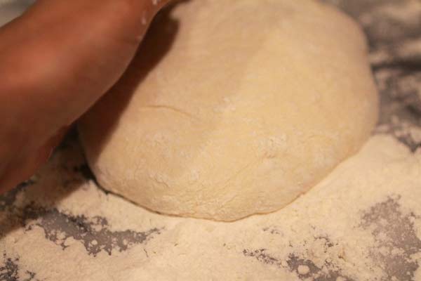 آماده کردن خمیر نان بربری
