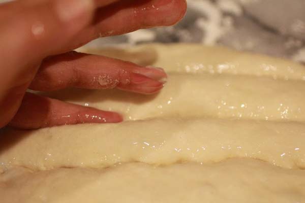 رومال زدن نان بربری و ایجاد شیار روی خمیر