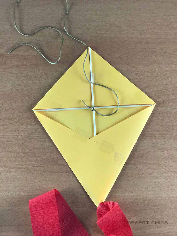 چسباندن لبه های کاغذ بادبادک