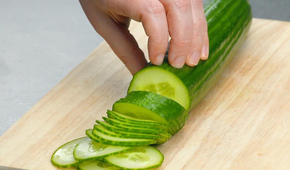 برش نازک خیار برای ساخت گل رز