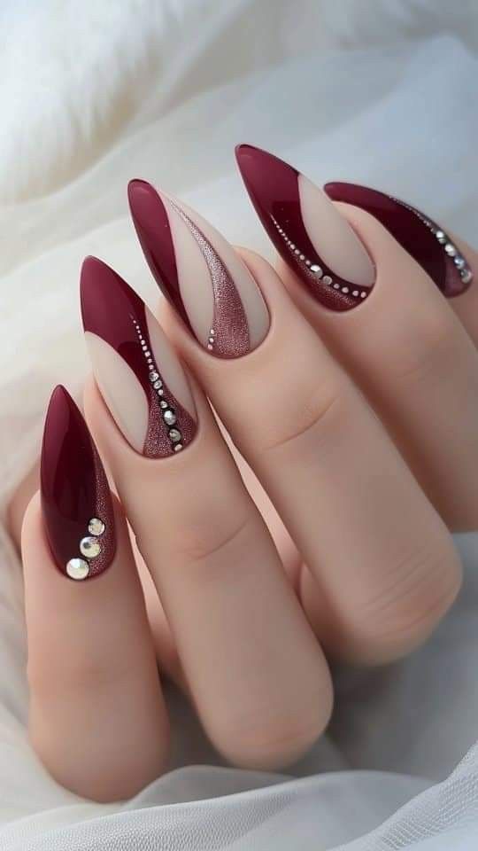 لاک شرابی با جزئیات طلایی