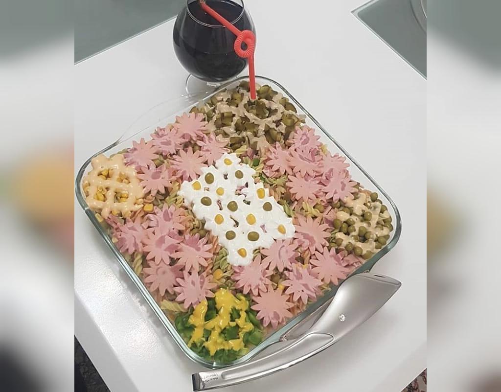 تزیین سالاد ماکارونی برای تولد با کالباس و خیارشور