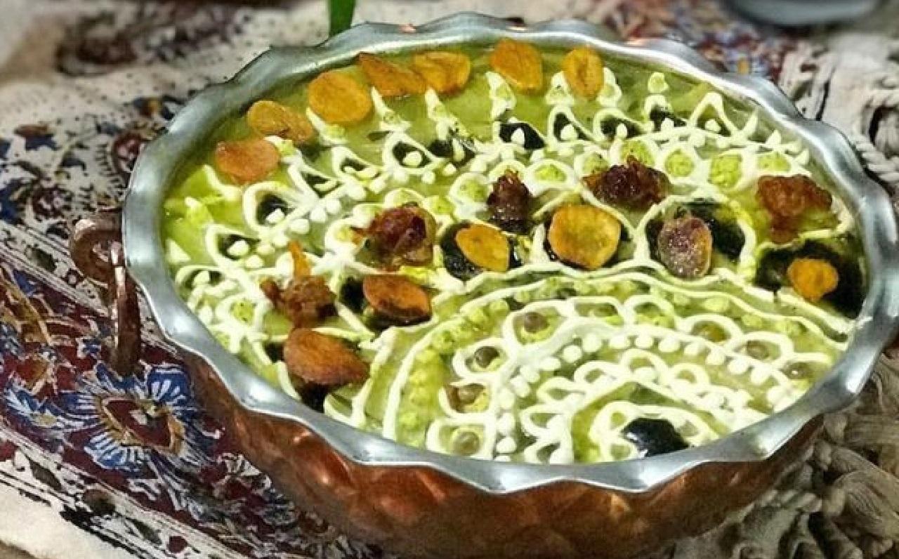 مدل تزیین آش رشته با کشک و نعناع داغ