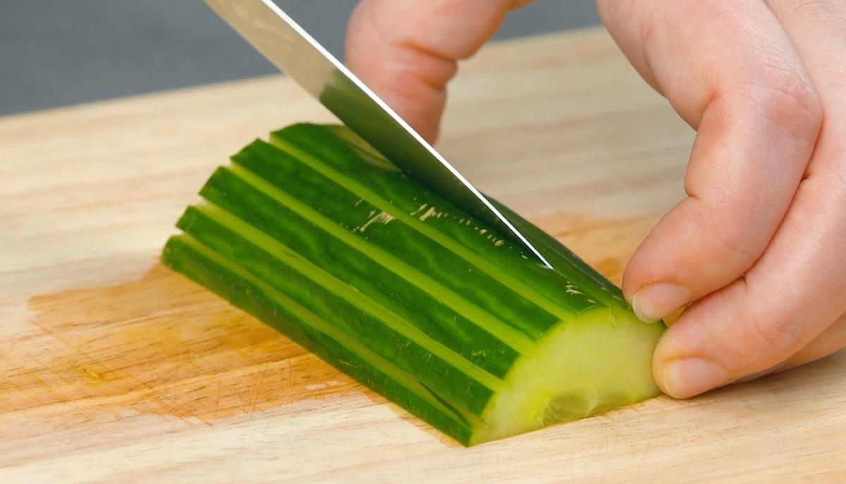 برش خیار برای تهیه برگ کنار گل رز