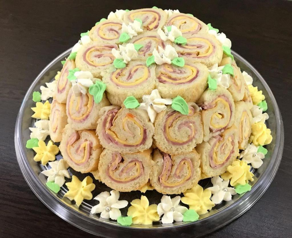 تزیین سالاد ماکارونی داخل شارلوت ژامبون