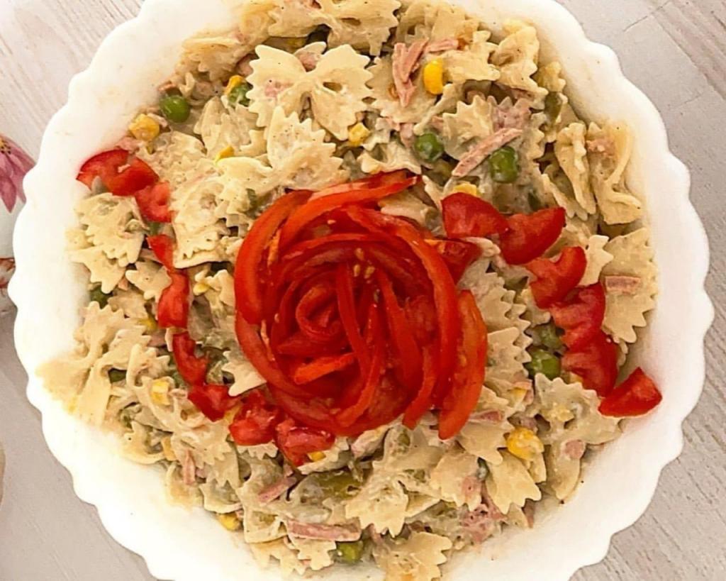 تزیین سالاد ماکارونی با گل گوجه