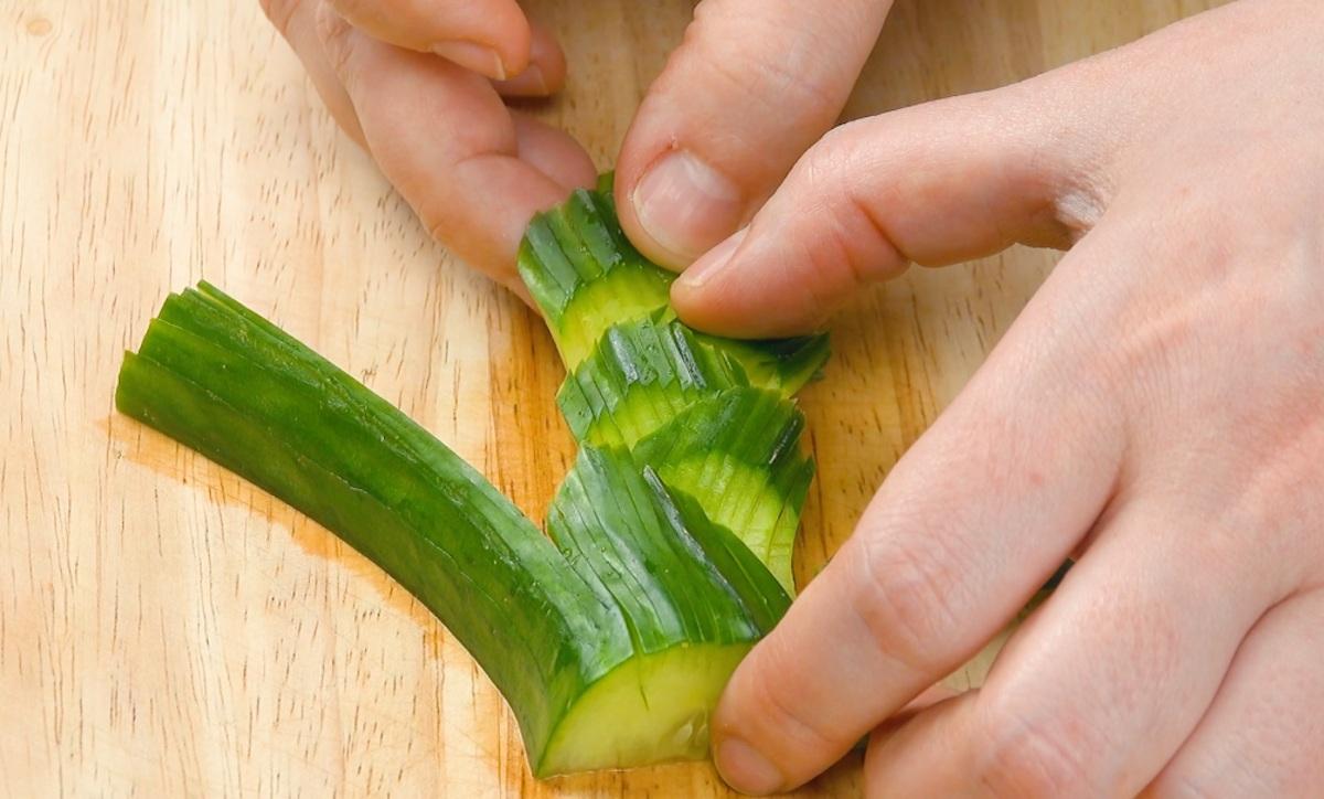 برش اولیه خیار برای تزیین به شکل بامبو