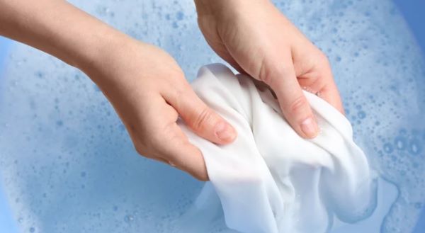 آبکشی لباس بعد از تماس با وایتکس