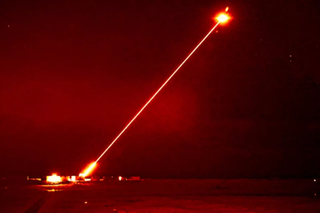 سامانه لیزری DragonFire در حال شلیک