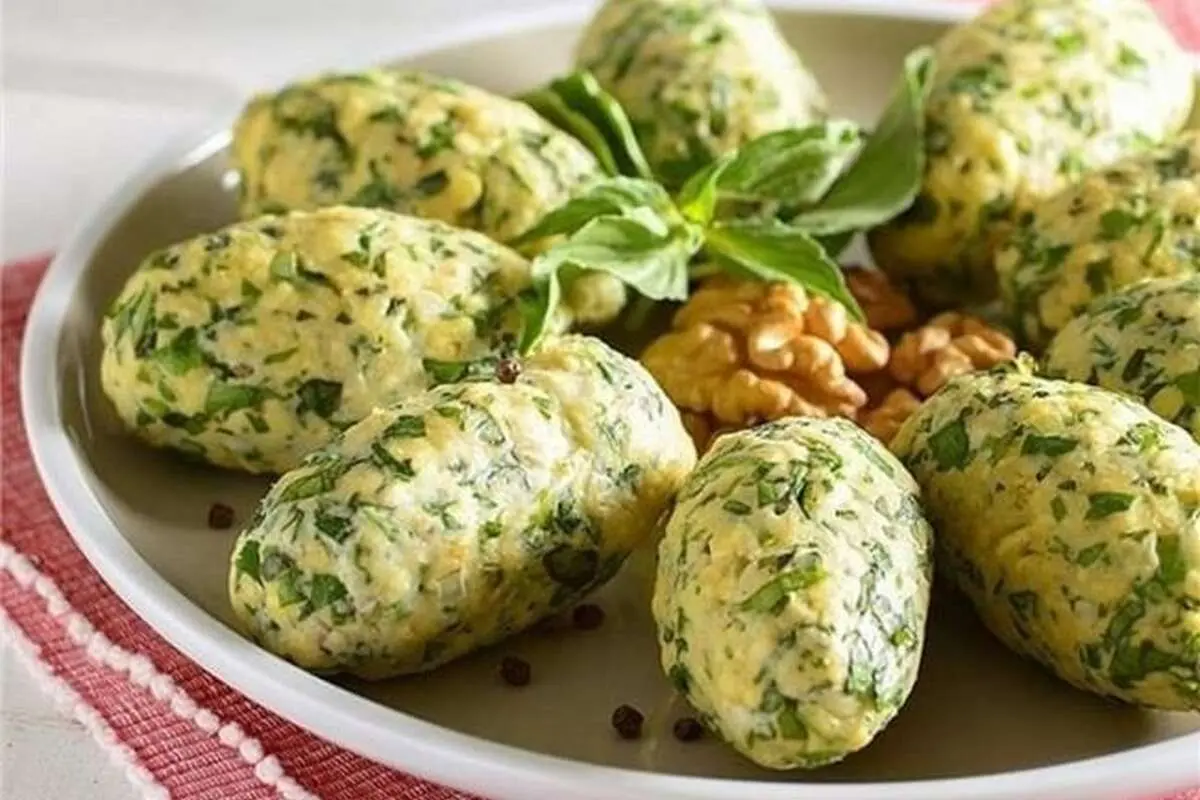 دویماج قزوینی با نان خشک و سبزی و گردو