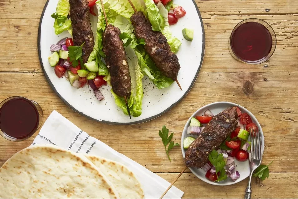 آدانا کباب آماده و سرو شده با دورچین