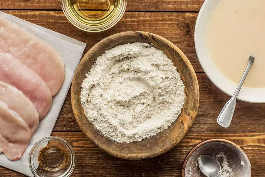 آماده کردن پودر سوخاری برای مرغ سالاد سزار