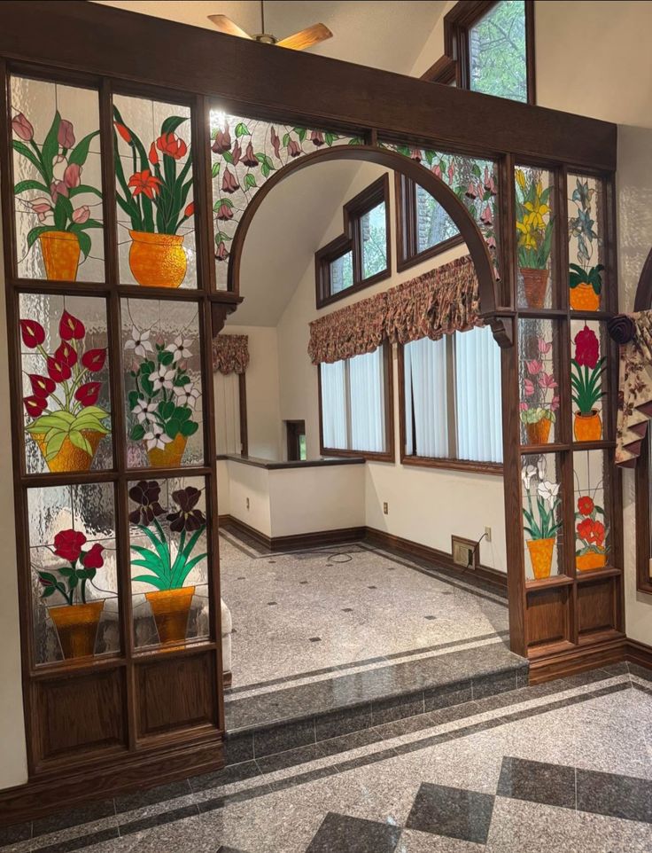 جداکننده چوبی با شیشه مات برای حفظ حریم خصوصی