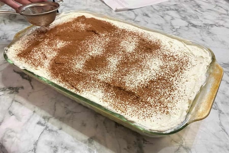 تیرامیسو ایتالیایی آماده شده در ظرف