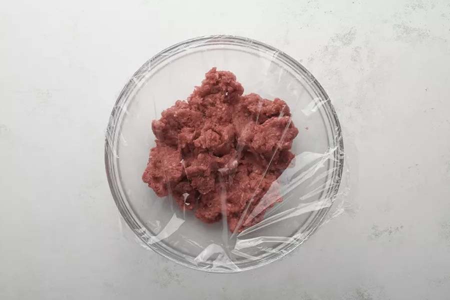 استراحت دادن مایه کباب کوبیده در یخچال