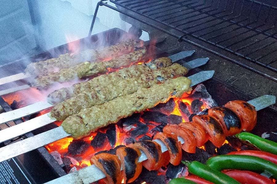 پخت کباب کوبیده روی زغال