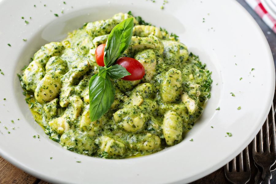 پاستا پستو آماده برای سرو با پنیر پارمزان