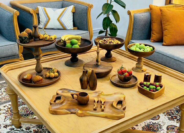 چیدمان ظروف چوبی روی میز جلو مبلی