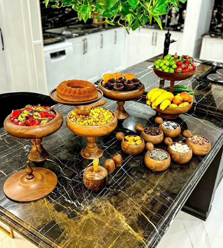 چیدمان ساده ظروف چوبی روی میز