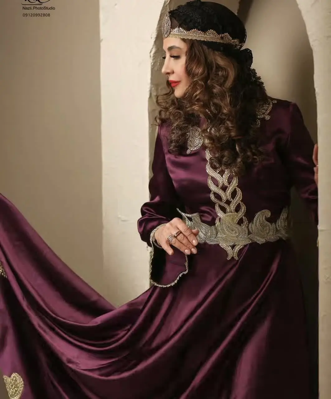 نگین صدیق گویا با لباس سنتی