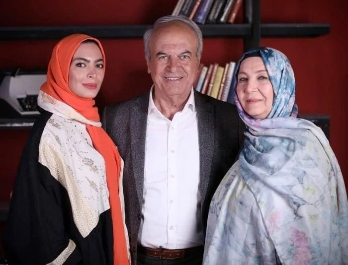 غلامرضا نیکخواه و همسرش در کنار دخترشان
