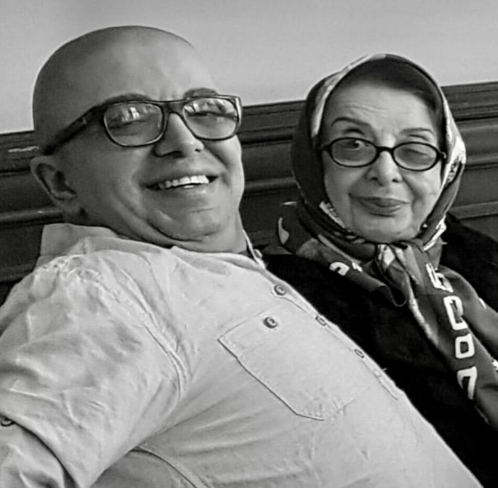 فرزین محدث در کنار مادرش