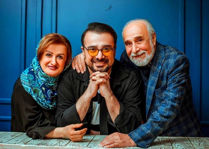 سپند امیرسلیمانی در کنار پدر و مادرش