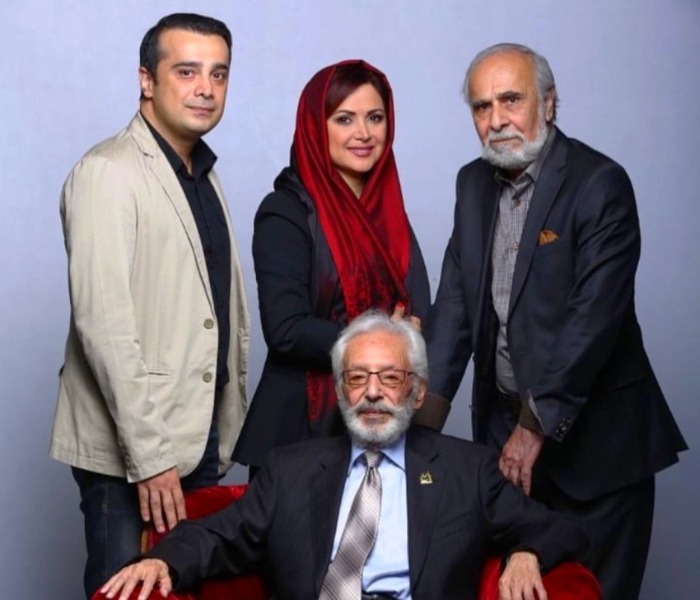 خانواده سپند امیرسلیمانی در کنار جمشید مشایخی
