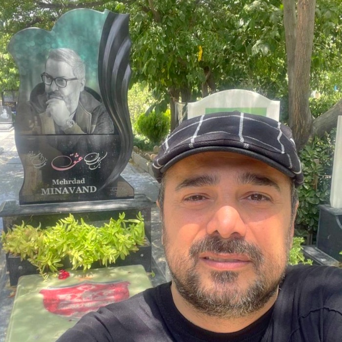 سپند امیرسلیمانی بر سر مزار مهرداد میناوند