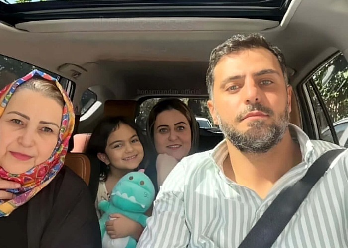 علی ضیا در کنار مادر و خواهرش